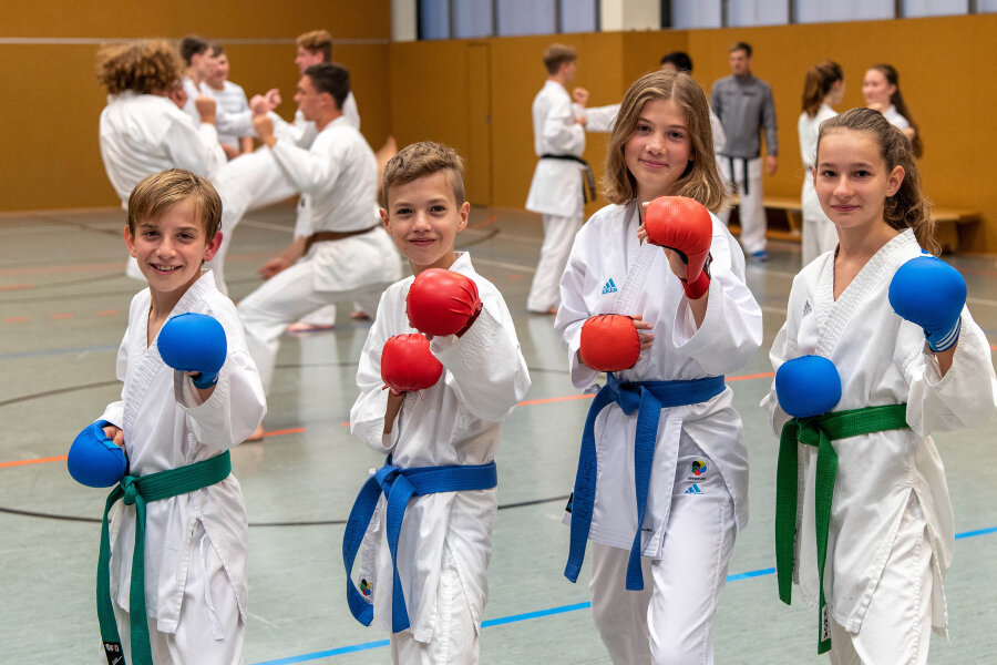 Rochlitzer Karateka fahren zur Schüler-DM - zu Karate Do Rochlitz: (vorn v.li.) Jonas Schneider, Moritz Lehmann, Lilly Leißner und Fenja Fabian. 