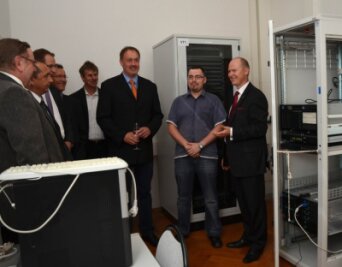Rochlitzer Maklerbetrieb BVF meistert Umzug und Modernisierung - Eine der beiden Herzkammern des Gebäudes: ein Serverraum, den Peter Lissek (r.) stolz präsentierte.