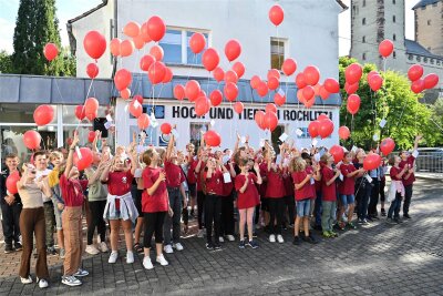 Rochlitzer Schüler haben 80 Luftballons in den Himmel steigen lassen - Rochlitzer Gymnasiasten haben 80 rote Luftballons aufsteigen lassen.