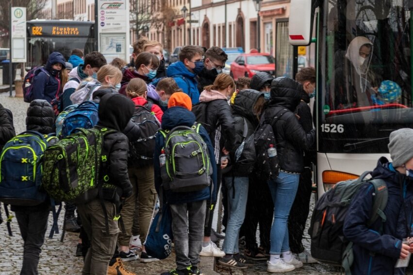 Am Rochlitzer Busbahnhof drängen sich Schülerinnen und Schüler am Einstieg zu einem Bus. Gymnasiasten und Elternvertreter sehen in vollen Bussen ein Problem. 