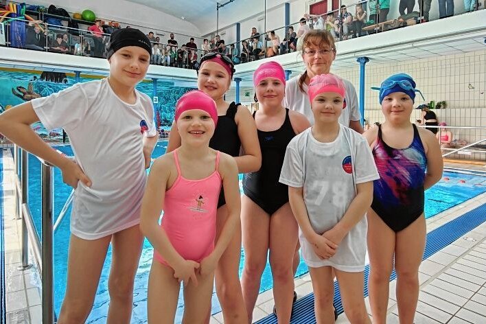 Rochlitzer Staffel überzeugt im Wasser - Gute Laune am Beckenrand: Beim Kükenschwimmen in Roßwein gewann die junge VfA-Staffel am Ende Bronze. 
