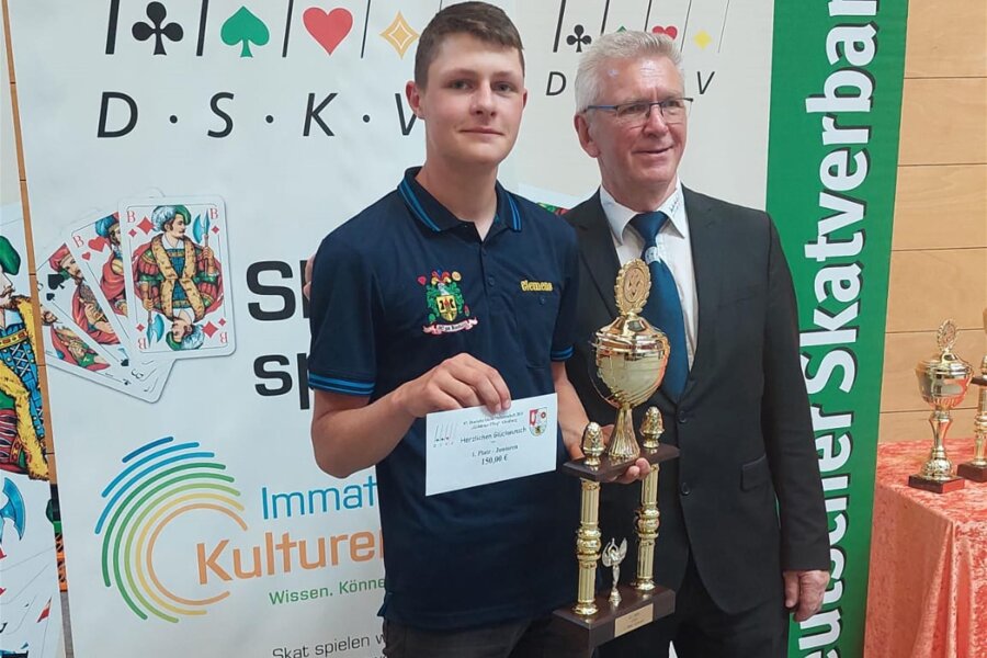 Rochlitzer Talent hat in der Skatstadt die besten Karten - Nach dem Titelgewinn bei seiner ersten deutschen Meisterschaft nahm Clemens Sittner (l.) stolz den Pokal und das Preisgeld von 150 Euro entgegen.