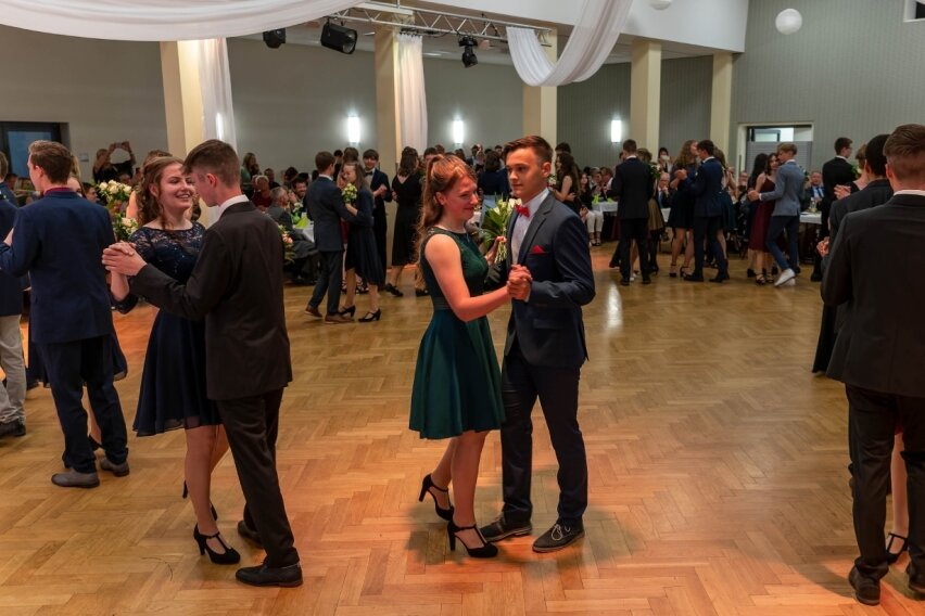 Rochlitzer Tanzschüler werfen sich für Ball in Schale 