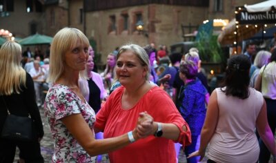 Rochlitzer und Gäste feiern im Schloss mit Schlager und Tanz - 