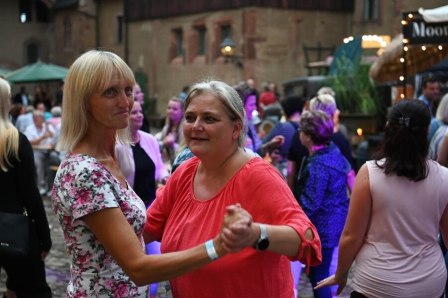 Rochlitzer und Gäste feiern im Schloss mit Schlager und Tanz - 