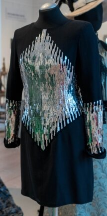 Rochsburg erhält einen besonderen Schatz - In der Ausstellung werden auch Kleider wie dieses von Karl Lagerfeld entworfene Cocktailkleid gezeigt.