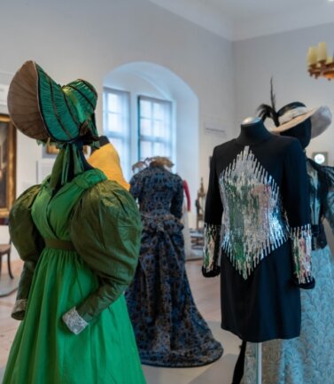 In der Ausstellung "Von Cranach bis Karl Lagerfeld - Schätze aus der Stiftung August Ohm" auf Schloss Rochsburg werden auch Kleider wie dieses von Karl Lagerfeld entworfene Cocktailkleid (vorn rechts) gezeigt.