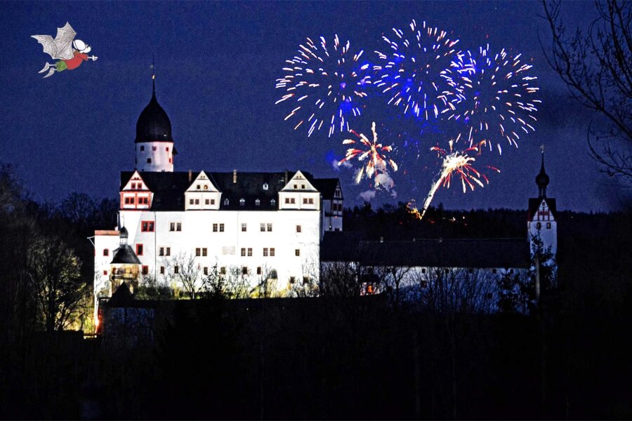 Rochsburg: Gleich zwei Feuerwerke zum Jahresende - So farbenfroh soll sich der Himmel über der Rochsburg am 30. Dezember zeigen.