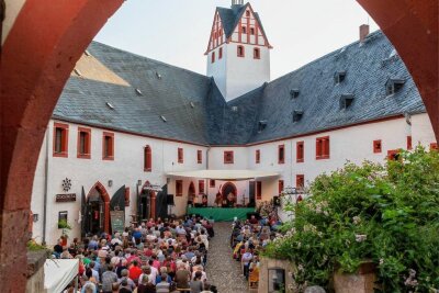 Rochsburg: Irische Nacht ausverkauft - Wie in den vergangenen Jahren wandelt sich der Innenhof von Schloss Rochsburg in eine keltische Burg.
