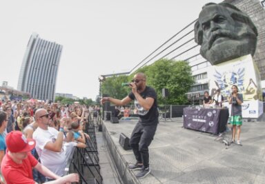 Rock am Kopp: 2000 Fans feiern mit Hip-Hop-Künstler Denyo am Marx-Monument - 
