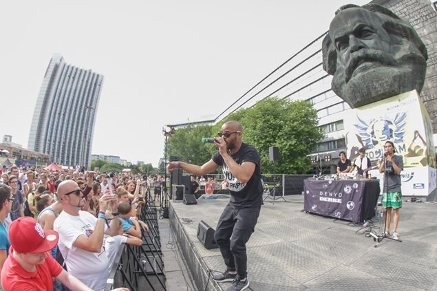 Rock am Kopp: 2000 Fans feiern mit Hip-Hop-Künstler Denyo am Marx-Monument - 