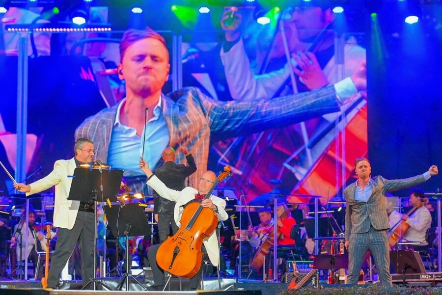 Rock Classics an der Göltzschtalbrücke locken 5500 Besucher an - Sergei Synelnikov und Peter Manz von der Vogtland Philharmonie (von links) an Geige und Cello zusammen mit Sänger Lewin Blümel bei ihrer Version von "Radioactive" von den Imagine Dragons.