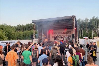 Rockfestival-Feeling am Technopark - inklusive Sommerhitze - Die Band „Kochkraft durch KMA“ heizte Samstagabend mit Elektropunk ein, da war es nicht mehr ganz so heiß.