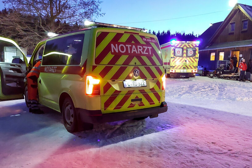Rodelunfall im Erzgebirge: Rettungshubschrauber bringt vierjähriges Kind in Klinik - 