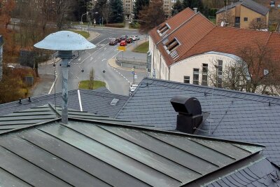Rodewisch baut Sirenennetz für den Notfall aus - Die Sirene auf der Schillerschule in Rodewisch ist die einzige Bevölkerungs-Warneinrichtung in der Stadt.