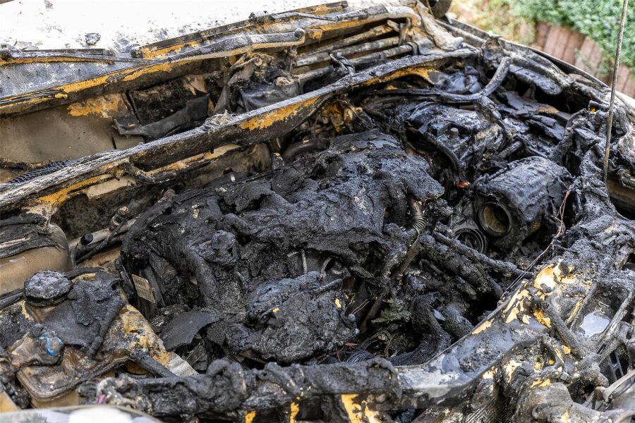 Rodewisch: Fahrzeug brennt komplett aus - Der Motorraum des Autos brannte völlig aus.