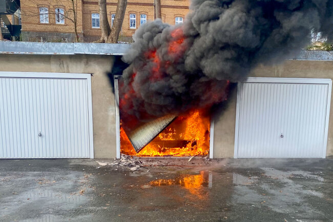 Rodewisch: Garage brennt aus - Eine Garage an der Lindenstraße ist am Samstag in Brand geraten.