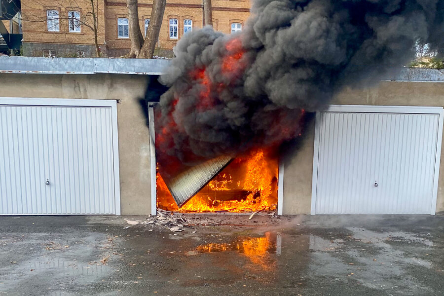 Eine Garage an der Lindenstraße ist am Samstag in Brand geraten.