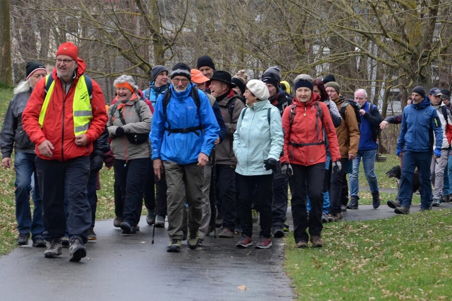 Rodewisch: Naturfreunde gehen beim Wandern neue Wege - Gerhard Wattenbach (vorn) führte die Wanderer auf der 20-Kilometer-Strecke an.