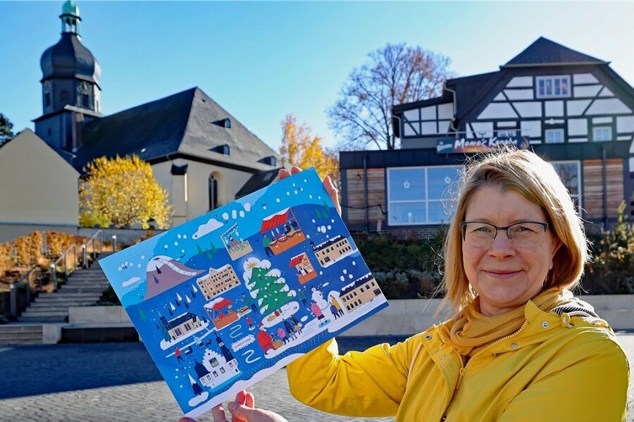 Petra Denkinger vom Inselkino-Verein mit der ersten Ausgabe des Rodewischer Adventskalenders im vergangenen Jahr. 