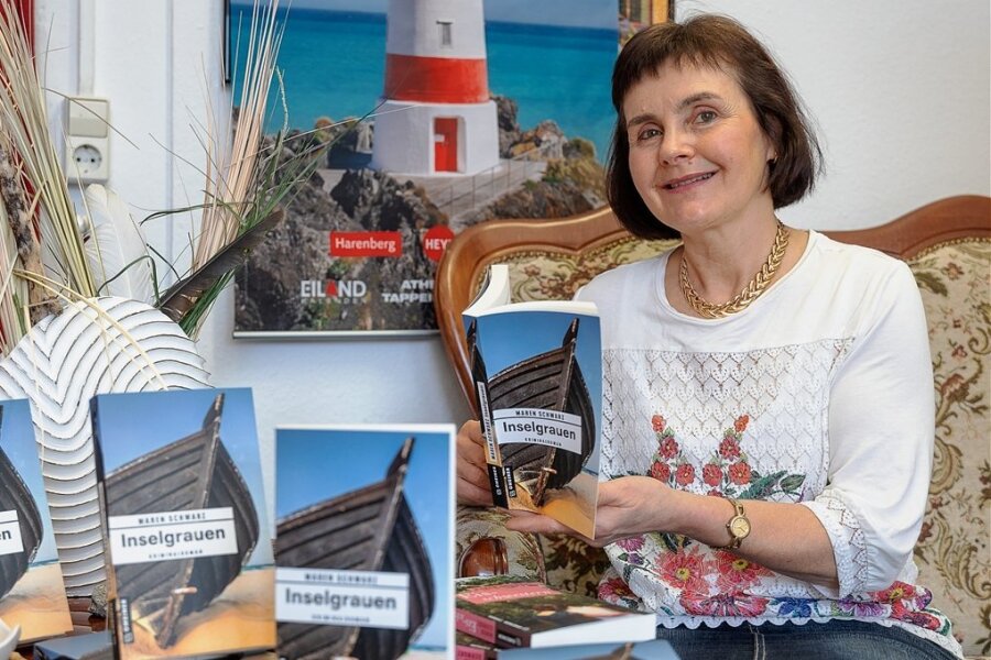 Ihren neuen Rügenkrimi "Inselgrauen" hat Maren Schwarz schon in einem Auerbacher Buchgeschäft zu einer Signierstunde vorgestellt. Am 1. April liest sie daraus in der Stadtbibliothek. 