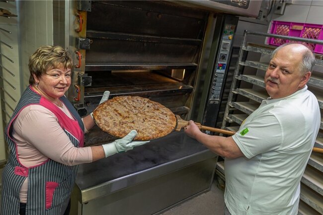 Bäckermeister Michael Seidel führt zusammen mit seiner Frau Steffi seit 30 Jahren die Bäckerei Seidel. Inzwischen ist sein Betrieb die letzte Rodewischer Bäckerei mit eigener Produktion.