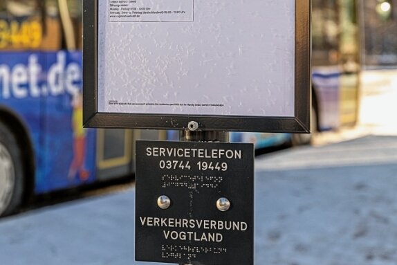 Rodewischer Drehkreuz fertig: Ab jetzt rollen dort die Busse - Neben dem Busfahrplan gibt es auch Infos in Blindenschrift und das Servicetelefon für den Rufbus.