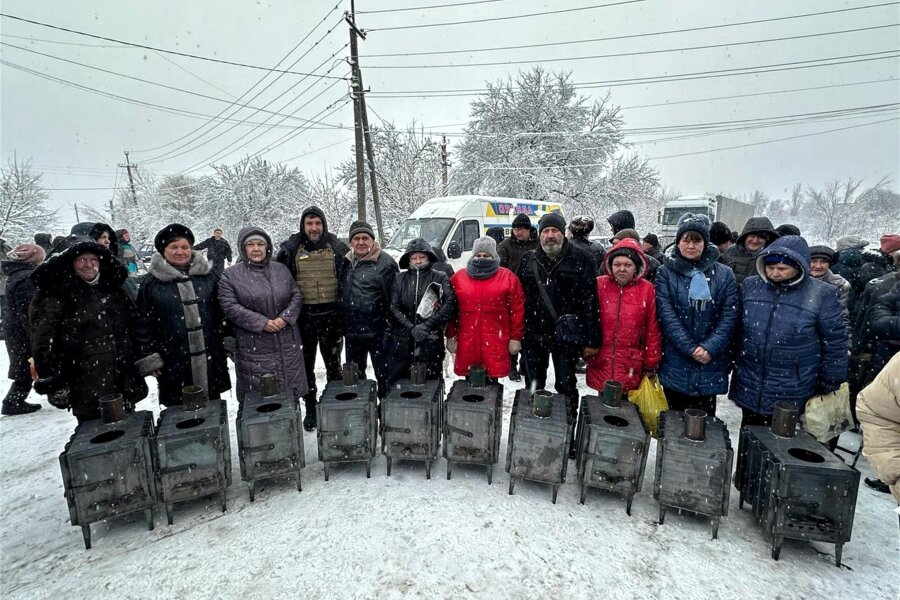 Rodewischer spenden für Ukraine: Wie sich Geld in Wärme wandelt - Zehn Menschen aus der Ostukraine freuen sich über einen gespendeten Ofen. Einer kostet um die 170 Euro.