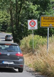 Rödlitz: Ärger wegen Rasern - Auf dem Rödlitzer Kärnerweg dürfen eigentlich nur 30 Stundenkilometer gefahren werden. Doch nach Einschätzung einer Anwohnerin ist das bloße Theorie.