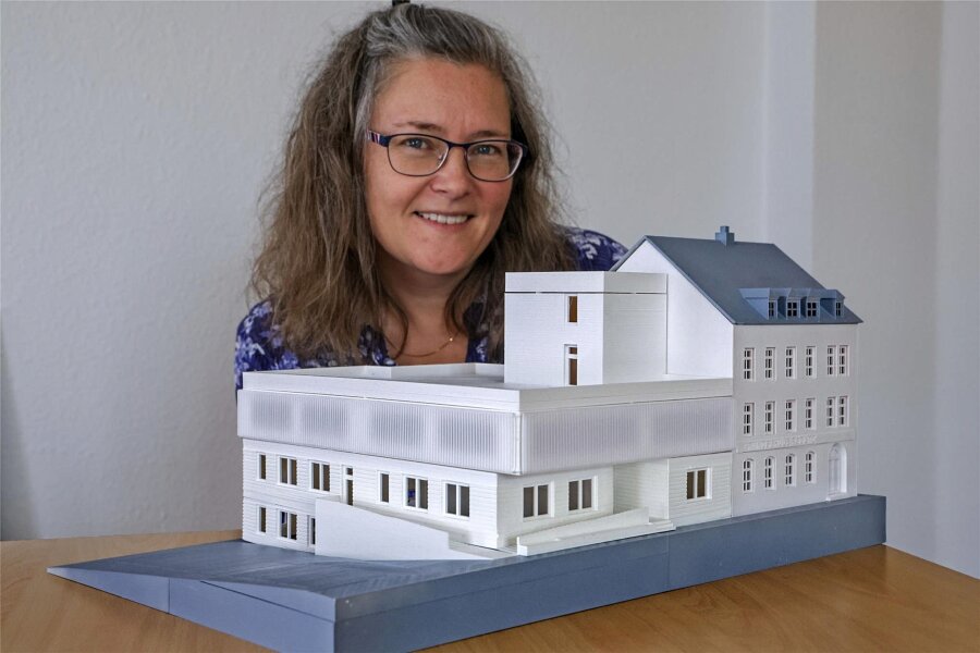 Rödlitz: Petition für Grundschule gestartet - Sachbearbeiterin Claudia Frank präsentiert ihr Modell des Schulanbaus in Rödlitz. Ob er kommt, ist offen.