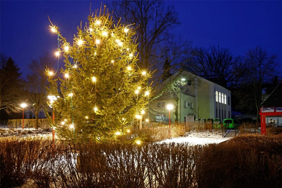 Rödlitz schaltet zu Lichtmess erstmals offiziell die Weihnachtsbaum-Beleuchtung aus - Der Rödlitzer Weihnachtsbaum steht auf dem kleinen Platz nahe Kirche, Kindergarten und Musikvereins-Domizil.