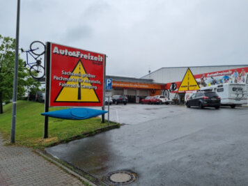 Röhrsdorf: Mit gestohlenem SUV in Radgeschäft gefahren und E-Bikes geklaut - 19-Jähriger gefasst - In dieses Geschäft im Röhrsdorfer Gewerbegebiet wurde offenbar eingebrochen.