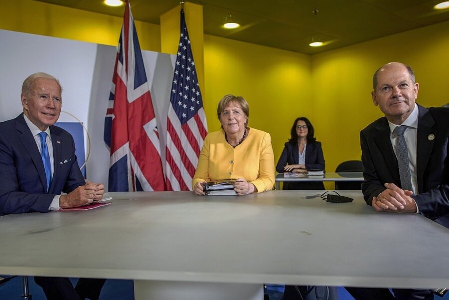 Das Treffen mit dem US-Präsidenten Joe Biden (l.) markiert den Höhepunkt der wohl inszenierten Staffelübergabe von Kanzlerin Angela Merkel (CDU) an Noch-Finanzminister Olaf Scholz (SPD). 