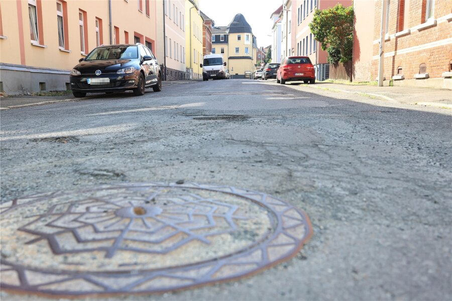 Röntgenstraße in Zwickau: Arbeiten beendet - Vor Beginn der Sanierung befand sich die Straße in einem schlechten Zustand.