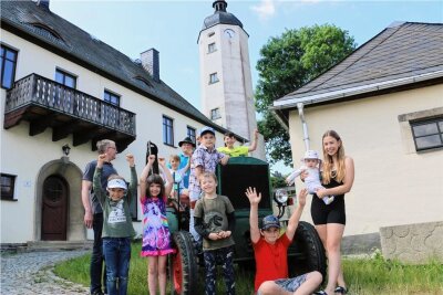 Rößnitz feiert das 30. Turmfest mit Traktoren und Rouladen - Der Name des Festes kommt vom schiefen Turm in Rößnitz. Die ganze Kinderschar freut sich drauf.