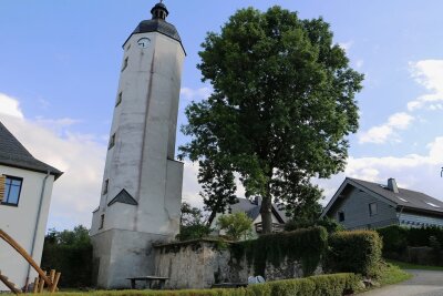 Rößnitzer feiern wieder ein Turmfest - Der schiefe Turm in Rößnitz ist markant. Nun wird wieder ein Turmfest gefeiert.