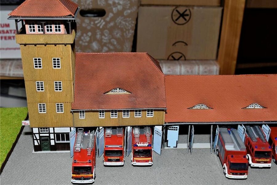 Rohrbacher Jugendfeuerwehr bastelt Feuerwehr-Miniaturen für Modellbahnanlage - ... bringt beispielsweise solche Modelle hervor. 