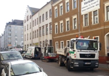 Rohrbruch in Chemnitz: 25 Häuser am Brühl ohne Wasser - Techniker von Eins Energie reparieren in der Zöllnerstraße eine kaputte Wasserleitung.