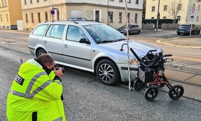 Rollator-Fahrerin schwer verletzt - Beim Zusammenstoß war der Rollator der 84-jährigen Frau in die Frontscheibe des Autos gekracht. 