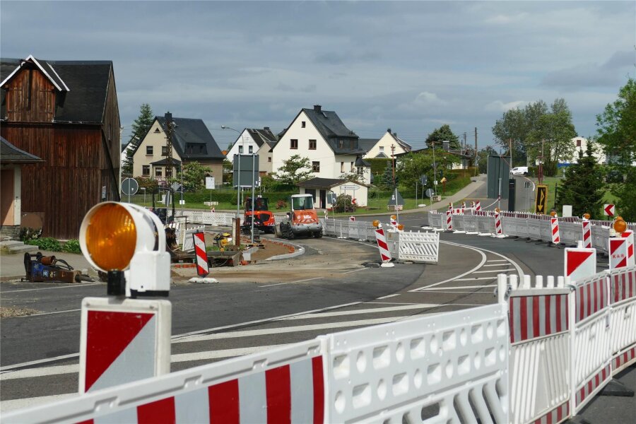 Rolle rückwärts: B 174 bleibt im Erzgebirge nun doch bis Ende August gesperrt - Das ist der aktuelle Baustand der B 174 in der Ortslage Hohndorf. Noch bis Ende August soll diese voll gesperrt bleiben.