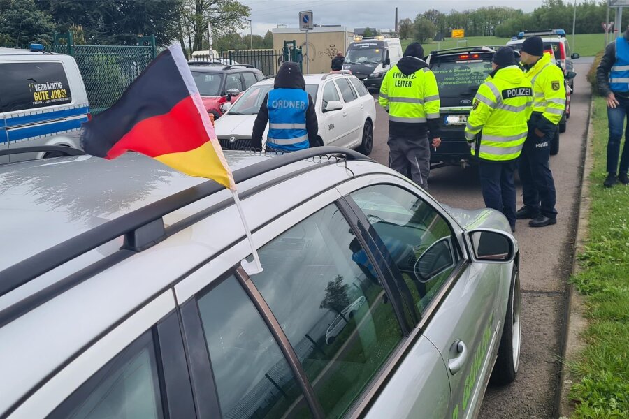 Rollender Protest: Autokorso mit 37 Fahrzeugen rund um Freiberg - Ein Autokorso formierte sich am Freitagabend im Gewerbegebiet „Schwarze Kiefern“ in Freiberg.