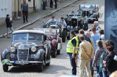 Rollendes Automobilmuseum startet zur 18. Sachsen Classic - Aus Mülsen kommend, werden die Oldtimer-Fahrzeuge am Donnerstag gegen 12.35 Uhr an der legendären Steilen Wand von Meerane zu sehen sein und weiter in Richtung Sachsenring rollen. 
