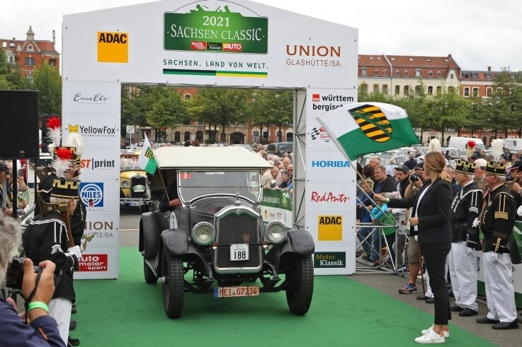 Rollendes Museum mit über 190 Autos - Auftakt zur Rallye im vergangenen Jahr: Die Zwickauer Oberbürgermeisterin Constance Arndt betätigt sich an der Startflagge. 