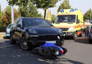 Rollerfahrer nach Kollision mit Porsche schwer verletzt - 