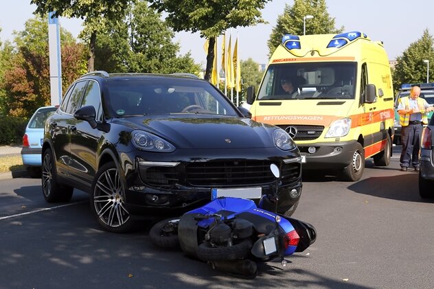 Rollerfahrer nach Kollision mit Porsche schwer verletzt - 