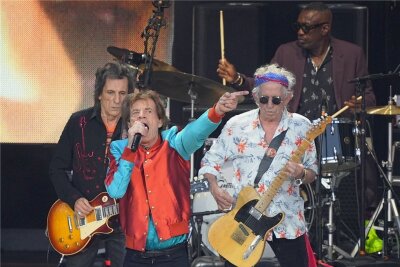 Rolling Stones: Auf die guten alten Zeiten - Das Dreigestirn Ron Wood, Mick Jagger und Keith Richards auf der Berliner Waldbühne. 