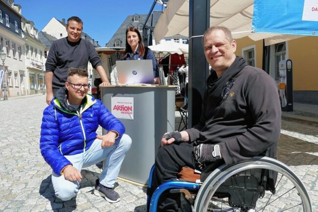 Rollstuhlfahrer setzt auf Zschopauer Markt ein Zeichen - In Zschopau kam Rollstuhlfahrer Sascha Stoltze unter anderem mit André Röder ins Gespräch. 