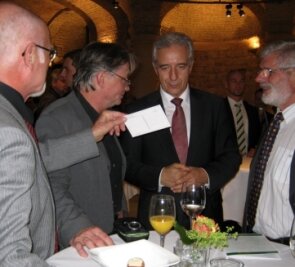 Roman Herzog lobt Engagement der Bitex - Wolfgang Horlbeck (l.) überreicht Ministerpräsident Stanislaw Tillich (2. v. r.) im Beisein von Christian Pöllmann und Volker Liskowsky (r.) eine Tex-Postkarte.