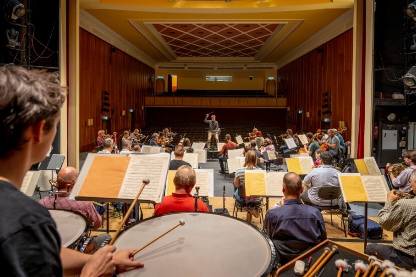 Die Musikerinnen und Musiker der Erzgebirgischen Philharmonie proben im Kulturhaus Aue für die neue Konzertsaison. In die starten sie am Samstag mit dem ersten von zehn Philharmonischen Konzerten. Die stehen in dieser Saison ganz im Zeichen der Romantik. 