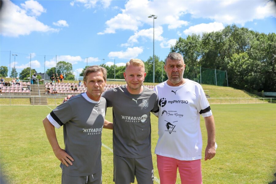 Ronny Weigels Abschiedsspiel mit viel Prominenz - Darius Wosz (li.) spielte mit Ronny Weigel (mi.) in der „Weigler Allstars“- Mannschaft, die von Ex-BVB-Profi Steffen Karl (re.) trainiert wurde.